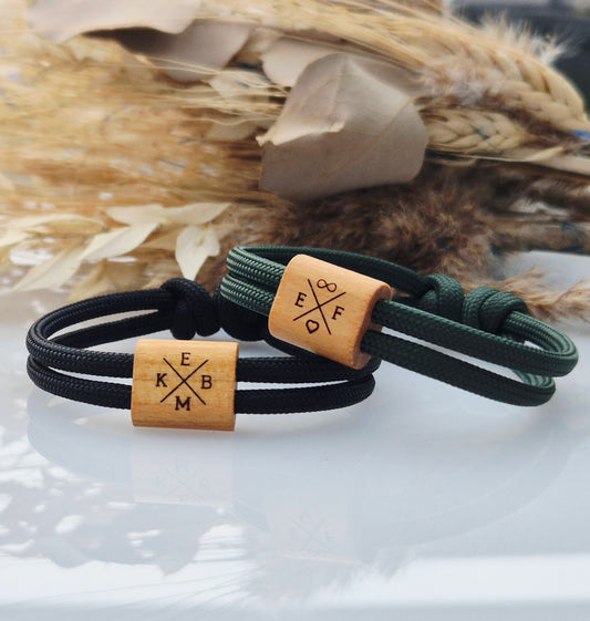 Gravur Holz Armband mit personalisierten Initialen aus Holz und Nylon, ideal als individuelles Geschenk.