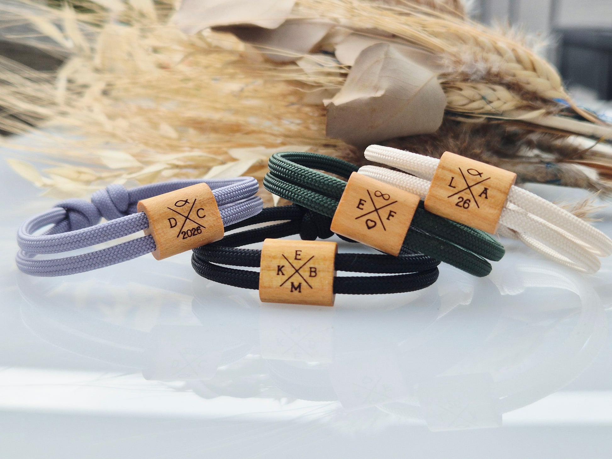 Gravur Holz Armband in verschiedenen Farben mit individuellen Initialen und personalisierbarem Design.