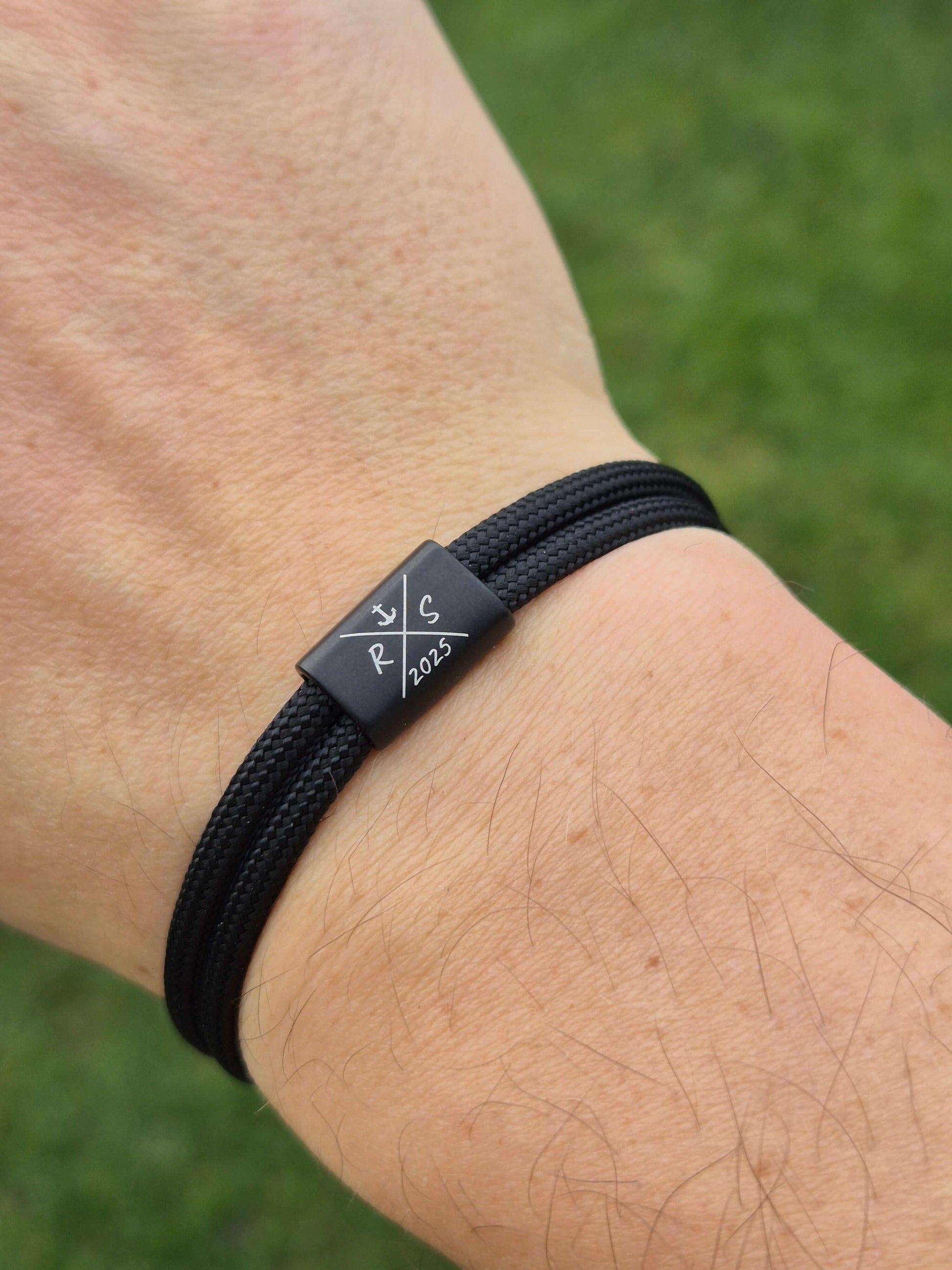 Gravur Armband, HUA MUA Armband, Initialen Gravurarmband mit schwarzem Nylonband und personalisierter Gravur